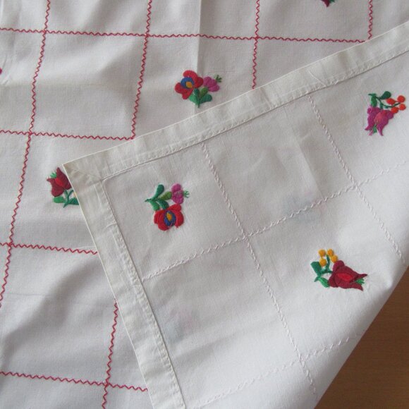 Vintage off white square tablecloth embroidered flowers & rick rack stitching - Picture 6 of 12